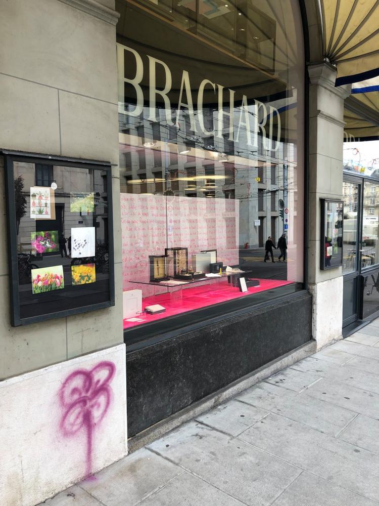 Photo de l'extérieur du magasin Brachard à la Corraterie avec un tag en form de fleur